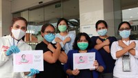 Sejumlah paramedis COVID-19 perempuan menyampaikan ucapan Selamat Hari Kartini untuk para pejuang medis di garda terdepan di Rumah Sakit Primaya Hospital, Tangerang, Banten, Selasa (21/4/2020). ANTARA FOTO/Muhammad Iqbal