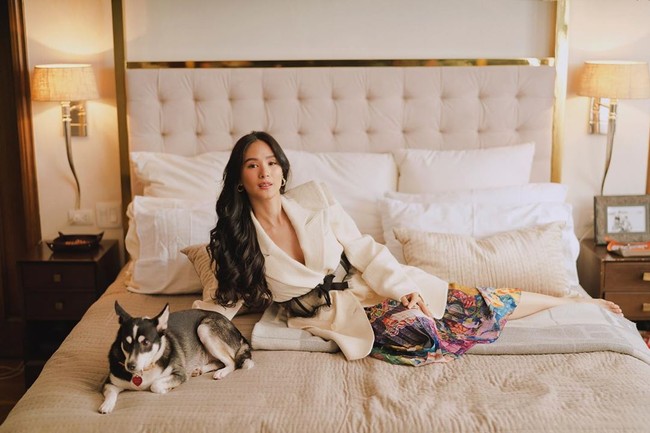 Heart Evangelista merupakan putri dari Rey Ongpauci pemilik jaringan restoran Barrio Fiesta. Sedangkan ibunya, Maria Cecilia del Gallego Payawal, berasal dari keluarga yang memiliki perkebunan tebu terbesar di sebuah wilayah di Filipina. Dia kini berstatus istri dari seorang politikus yang berusia 15 tahun lebih tua darinya, Senator Francis ‘Chiz’ Escudero. Sebelum menikah, Heart dikenal sebagai aktris film dan layar kaca di negaranya. Foto: Instagram @iamhearte