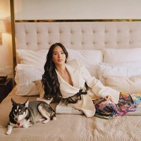 Heart Evangelista merupakan putri dari Rey Ongpauci pemilik jaringan restoran Barrio Fiesta. Sedangkan ibunya, Maria Cecilia del Gallego Payawal, berasal dari keluarga yang memiliki perkebunan tebu terbesar di sebuah wilayah di Filipina. Dia kini berstatus istri dari seorang politikus yang berusia 15 tahun lebih tua darinya, Senator Francis ‘Chiz’ Escudero. Sebelum menikah, Heart dikenal sebagai aktris film dan layar kaca di negaranya. Foto: Instagram @iamhearte