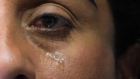 Sebelum terjadi wabah, para pekerja seks komersial tersebut biasa bekerja di jalan, atau di rumah-rumah bordir di mana negara mereka melegalkan profesi tersebut. Guna tetap dapat bertahap hidup, para wanita tersebut beralih pekerjaan untuk sementara waktu. Raul Arboleda/AFP via Getty Images.