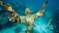 Florrida Keys merupakan terumbu karang yang terletak di Amerika Serikat. Suhu air laut yang hangat telah membuat warna dari terumbu karang memudar. Selain itu, ketinggian air laut juga semakin tinggi. Tak hanya karena pemanasan global, Florida Keys juga terancam diterjang topan yang muncul secara berkala.  (Foto: Getty Images)