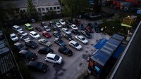 Penonton menyaksikan aksi mereka dari dalam mobil sebagai bagian dari social distanching.