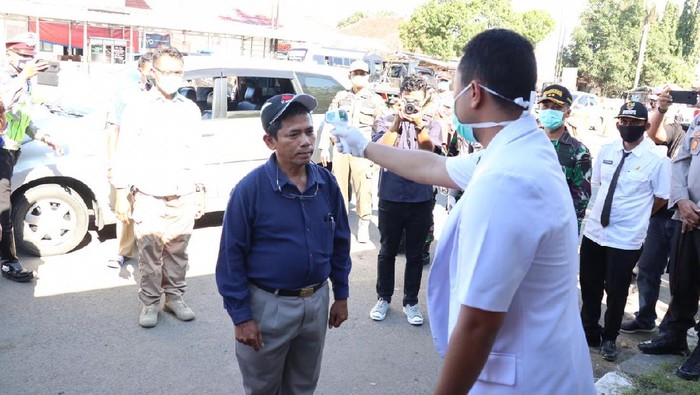 Pendatang Diperiksa di Check Point Indramayu