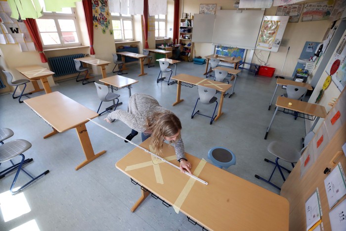Jerman Longgarkan Lockdown, Sekolah-sekolah Siap Dibuka Kembali Jerman mulai melonggarkan aturan lockdown, sejumlah sekolah dasar akan mulai dibuka kembali. Sekolah-sekolah ini mulai mempersiapkan diri.