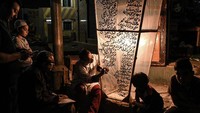 Saat ini berbagai persiapan menyambut bulan suci Ramadan di seluruh dunia telah dilakukan seperti yang dilakukan oleh warga di Mesir yang membuat hiasan lampu bertuliskan arab. Bassem Shaldum/picture alliance via Getty Images.