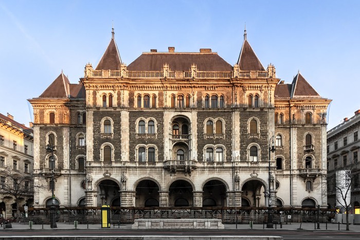 Symphony of Decay adalah proyek menjelajahi tempat-tempat yang telah ditinggalkan untuk menemukan kembali warisan yang dulu berkilau di Budapest, Hungaria.