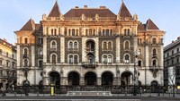 Istana megah yang terletak di pusat kota Budapest ini telah ditinggalkan selama bertahun-tahun. Tempat ini akan direnovasi menjadi hotel.