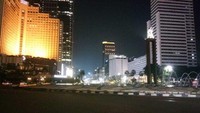 Kawasan Bundaran Hotel Indonesia tampak lengang pada malam hari 21 April lalu.