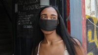 Para pekerja seks komersial di Kolombia pun dihadapkan dengan pilihan yang dilematis, di antara menaati aturan pemerintah guna melindungi diri dari infeksi COVID-19 atau tetap bekerja guna memenuhi kebutuhan hidup sehari-hari. Joaquin Sarmiento/AFP via Getty Images.