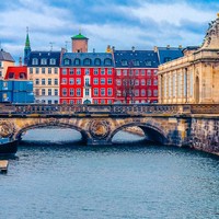 Air tanah di Denmark merupakan salah satu yang paling bersih di dunia karena mampu menjernihkan air limbah agar bisa dipakai kembali dan melindungi habitat air dengan 1.000 tanaman pengikat air. Semua bus umum menggunakan tenaga listrik dan kapal-kapalnya beroperasi dengan tenaga matahari. Foto: Istock