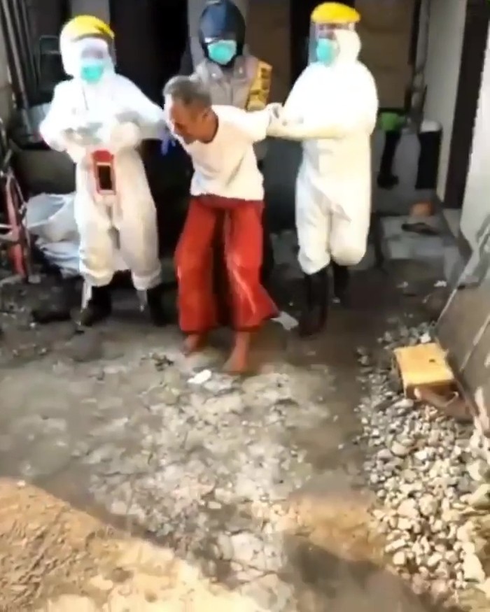 Viral kakek meronta dievakuasi petugas menggunakan APD (Screenshot video viral)