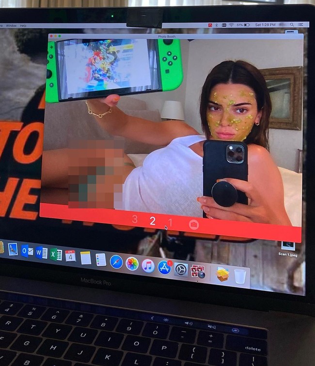 Selama pandemi virus Corona, Kendall Jenner tak banyak memamerkan foto-foto pemotretan. Dalam sebuah postingan, adik Kim Kardashian itu pun memamerkan gaya santainya ketika main game. Foto: Instagram @kendalljenner