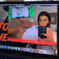 Selama pandemi virus Corona, Kendall Jenner tak banyak memamerkan foto-foto pemotretan. Dalam sebuah postingan, adik Kim Kardashian itu pun memamerkan gaya santainya ketika main game. Foto: Instagram @kendalljenner