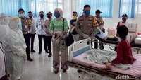 Kedua warga itu ditemukan oleh personel polisi dan TNI yang sedang melakukan bakti sosial terkait Corona.