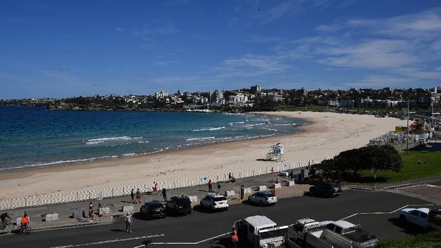 This general view shows an empty Bondi Beach as it remains closed due to restrictions in place to help stop the spread of the COVID-19 coronavirus in Sydney on April 22, 2020. - Authorities in Sydney on April 20 reopened three other beaches for walking, running, swimming or surfing only amid lockdown restrictions put in place due to the COVID-19 coronavirus outbreak. (Photo by Saeed KHAN / AFP)