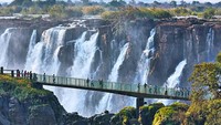 Air Terjun Victoria terletak di perbatasan Zimbabwe dan Zambia.  Selama musim kemarau, debit airnya akan menyusut dan air terjun ini mengering. (Foto: Getty Images)