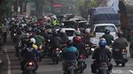 Petugas Bersiaga Pantau Warga di Hari Pertama PSBB Kota Bandung