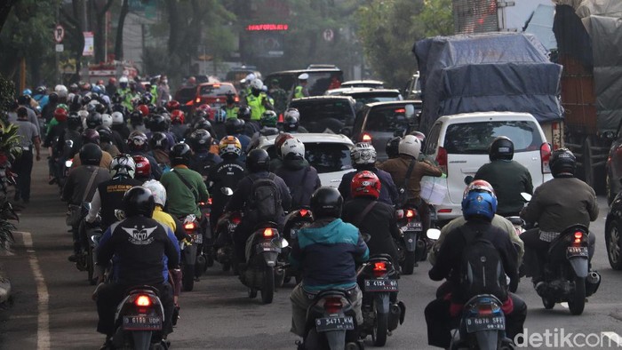 Pembatasan Sosial Berskala Besar (PSBB) mulai diterapkan di Kota Bandung hari ini, Rabu (22/4). Sejumlah petugas bersiaga untuk pantau penerapan PSBB di sana.