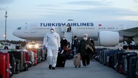Turki telah mengevakuasi 337 warganya dari AS pada hari Senin dengan penerbangan khusus di tengah-tengah pandemi coronavirus. Hal itu dilakukan atas instruksi Presiden Recep Tayyip Erdogan dan berkoordinasi dengan Kementerian Luar Negeri, sehingga Turki memutuskan untuk membawa kembali hampir 25.000 warganya sebelum bulan Ramadan.  Rasit Aydogan/Anadolu Agency via Getty Images