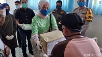 Sejumlah bantuan dikirimkan kepada mereka. Keduanya kini telah dievakuasi ke rumah sakit.