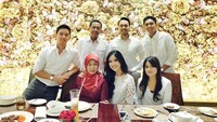 Anak pertama dari tiga bersaudara ini punya banyak momen kulineran bersama orang tua dan adiknya. Salah satu momen kulinerannya bisa dilihat ketika merayakan ulang tahun ibunda Belva.  Foto: instagram @belvadevara