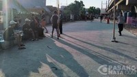 Sekelompok orang bermain bola di kawasan Stasiun Jayakarta saking kosongnya stasiun ini di masa PSBB. Foto diambil pada 17 April.