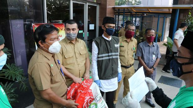 Ustaz Abdul Somad beri bantuan ke RSUD Arifin Achmad