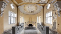 Ini adalah pintu masuk gedung teater yang dulunya megah dan sangat mengesankan.