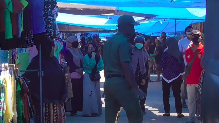 Petugas gabungan di Polewali Manda, Sulbar, membubarkan kerumunan warga.