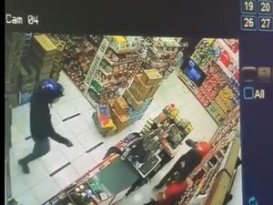 Perampok Bercelurit Terekam CCTV, Gasak Uang di Minimarket Subang
