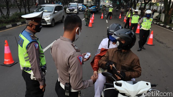 Pembatasan Sosial Berskala Besar (PSBB) mulai diterapkan di Kota Bandung hari ini, Rabu (22/4). Sejumlah petugas bersiaga untuk pantau penerapan PSBB di sana.