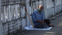 Di tengah pandemi Corona yang tengah melanda dunia dan juga Indonesia, para gelandangan dan pengemis tersebut tetap melakukan aktivitas dengan mengenakan masker guna memutus rantai penyebaran virus Corona.