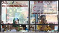 Para pegawai bus juga mengeluhkan sepinya jumlah penumpang selama pandemi Corona.
