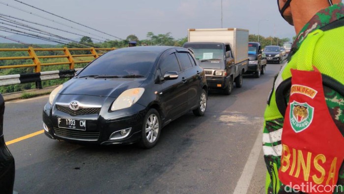 Antrean kendaraan dari Bandung menuju Cianjur menunggu diperiksa petugas.