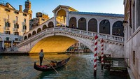 Beberapa tahun terakhir, banjir yang terjadi di Venesia semakin parah. Permukaan air laut naik dan merusak lokasi di sekitar tempat wisata tersebut. (Foto: Getty Images)