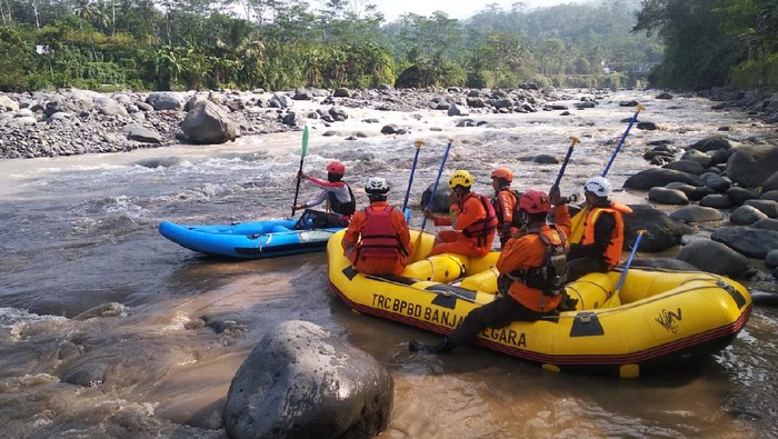 Pencarian korban hilang di Sungai Merawu Banjarnegara, Rabu (22/4/2020).