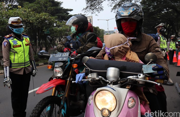 Suasana Penerapan PSBB Kota Bandung di Hari Pertama Pembatasan Sosial Berskala Besar (PSBB) mulai diterapkan di Kota Bandung hari ini, Rabu (22/4). Sejumlah petugas bersiaga untuk pantau penerapan PSBB di sana.