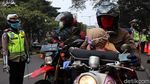 Petugas Bersiaga Pantau Warga di Hari Pertama PSBB Kota Bandung