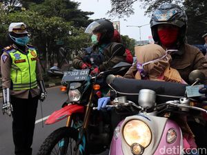 Video Hari Pertama PSBB di Bandung, Banyak Pemotor Boncengan