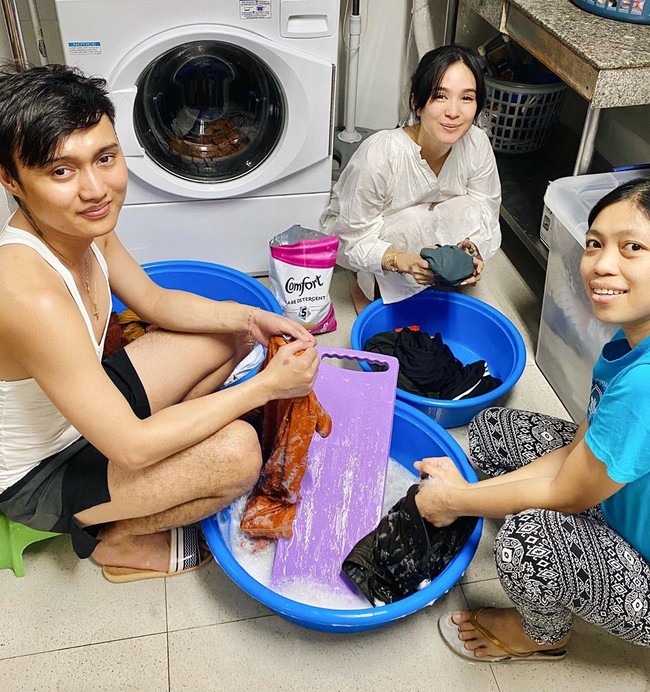 Aksinya di foto yang satu ini juga mencuci perhatian. Heart mengaku momen lockdown membuatnya belajar mencuci baju. Lockdown diaries: Ate Mel and @aguilarjeck teaching me how to properly segregate clothes when washing, begitu dia menulis pada keterangan foto. Sosialita cantik itu mengatakan bahwa dia sedang diajari oleh dua orang kerabatnya itu cara memisahkan pakaian yang akan dicuci. Tampak hair stylistnya juga sedang mencuci baju memakai papan penggilasan. Foto: Instagram @iamhearte
