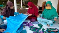 Kader Aisyiyah tengah membuat masker kain. Foto: Istimewa