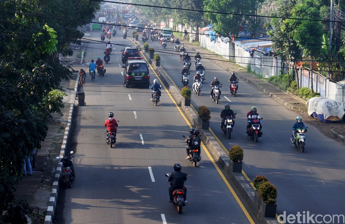 Hari Pertama PSBB di Bandung, Masih Banyak Warga Keluyuran Penerapan Pembatasan Sosial Berskala Besar (PSBB) di Kota Cimahi dan Kabupaten Bandung Barat (KBB) tidak membuat aktivitas masyarakat di luar rumah menurun, Rabu (22/4/2020)
