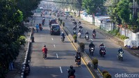 Arus kendaraan di ruas jalan Kota Cimahi dan Bandung Barat terpantau masih padat. Baik kendaraan roda dua ataupun roda empat masih memenuhi jalan tersebut.