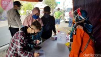 Petugas gabungan juga sudah mulai melakukan penyekatan di perbatasan Kota Cimahi dan Bandung Barat. Ada juga beberapa check point yang dipantau petugas untuk orang yang lalu lalang keluar masuk wilayah tersebut.