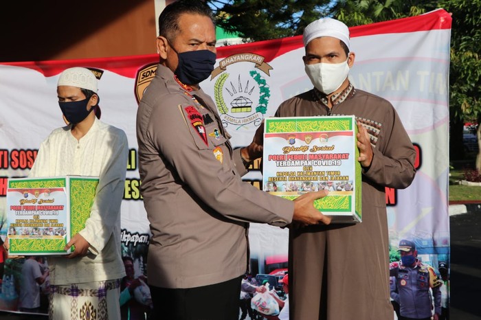 Polda Kaltim bagikan bantuan sembako kepada masyarakat dan panti asuhan selama masa pandemi Corona (dok.Istimewa)