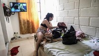 Miris, untuk mendapatkan upah 10 dollar US atau setara Rp,154.000 saja mereka harus mengorbakan nyawa mereka di tengah wabah virus ini. Joaquin Sarmiento/AFP via Getty Images.