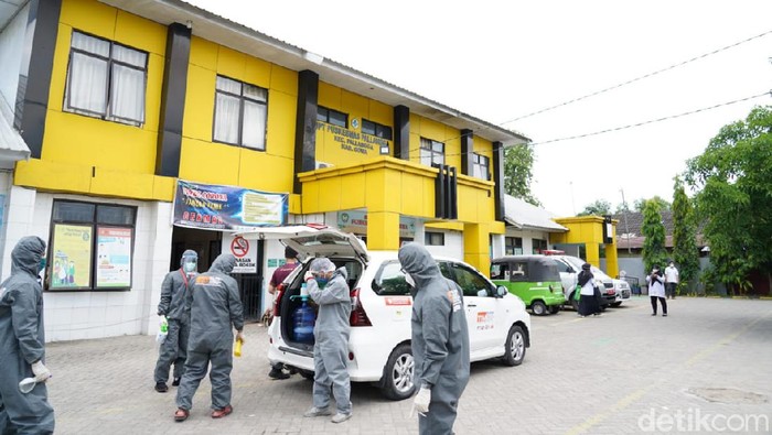 Relawan mahasiswa FTI UMI semprot disinfektan di 139 tempat (Ibnu Munsir/detikcom)