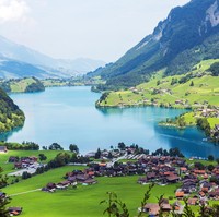 Berdasarkan skor EPI 87,42 (skor tertinggi di angka 100) pada 2018, Swiss menjadi negara paling ramah lingkungan di dunia. Sistem green economy diterapkan secara berkesinambungan dengan konsumsi produk yang bertanggungjawab, sumber daya terbarukan dan aturan ketat daur ulang. Pemerintah Swiss juga membatasi urbanisasi agar polusi tidak terus meningkat. Foto: Istock