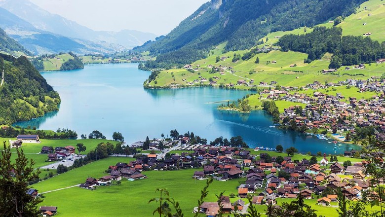 Negara Ramah Lingkungan Valley of Lake Lungern or Lungerersee in Obwalden, Switzerland.