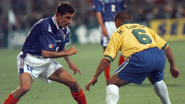 Roberto Carlos menjaga Robert Pires pada Tournoi de France 1997.